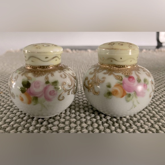 Antique Victorian salt 🧂 and pepper shakers - Picture 2 of 6